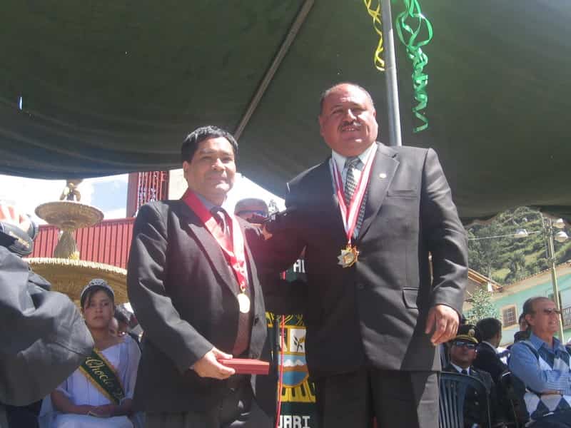 Joan Viva Recibiendo la Medalla al Mérito en Huari